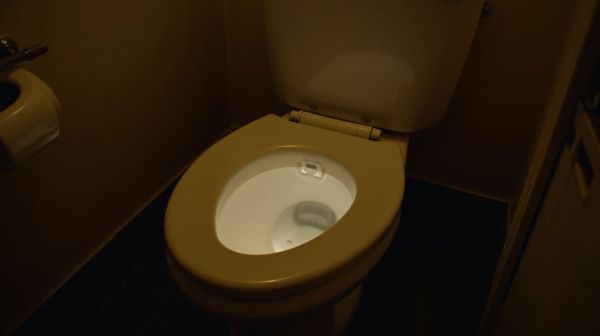 Pourquoi on lit tout ce qui traîne dans les toilettes