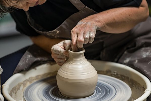 Cours de poterie à strasbourg : créez votre œuvre en toute convivialité